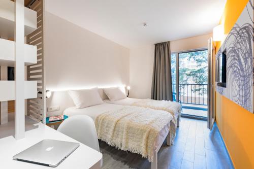 Pharos Hvar Hotel - image 2
