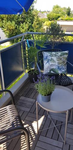 ระเบียง/ชานเรือน, Familienfreundliche und moderne Wohnung mit Balkon in ไฮเทอร์ไชม์