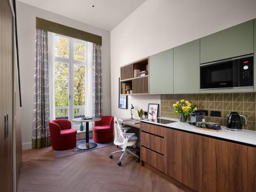 South Kensington Apartments - image 7