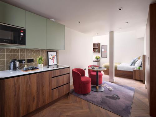 South Kensington Apartments - image 9
