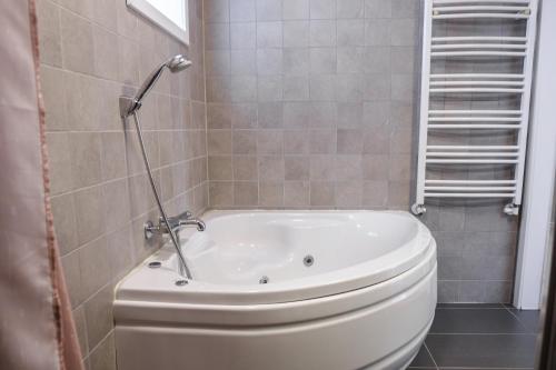 Ilulissat Stay - 4-bedroom villa with sea view and hot tub in ลูลิสซัท