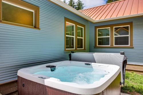 7 Mi to Mt Rainier NP: Home w/ Private Hot Tub! in 阿什福德