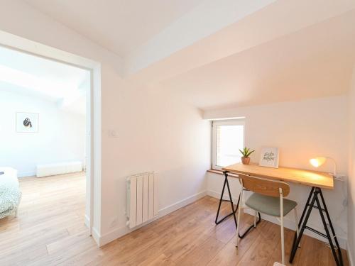 Létesítmények, Le Regard sur La Place Léger et Raffiné (Le Regard sur La Place Leger et Raffine) in Saint-André-de-la-Marche