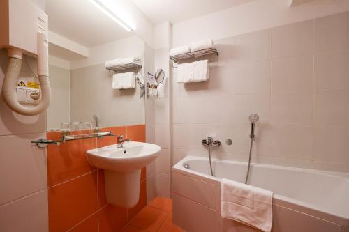 Deluxe Single Room image 4