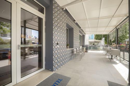 Global Hotel - image 5