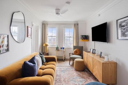 Aurelia Darling - Boutique Poolside Retreat near CBD - image 12