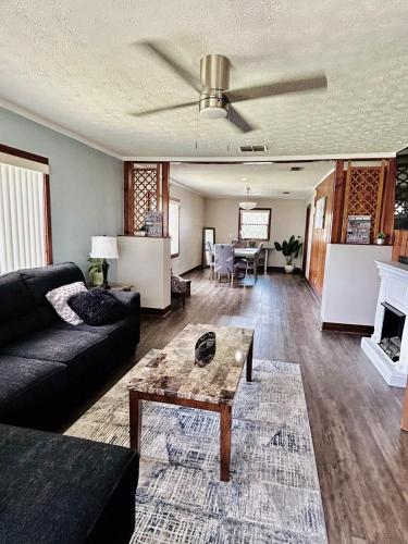 Spacious Lake Retreat for Families