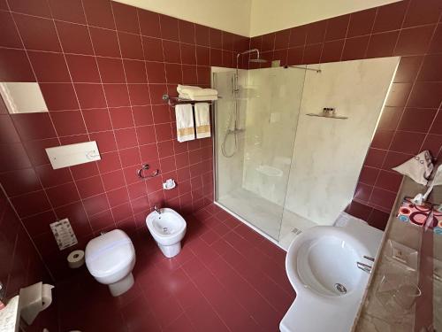 Double or Twin Room with Balcony and Side Lake View image 9