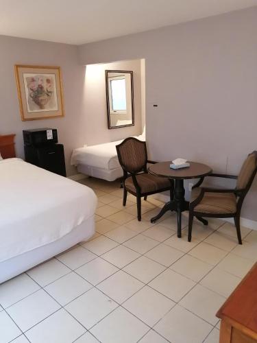1 double bed, 1 twin bed