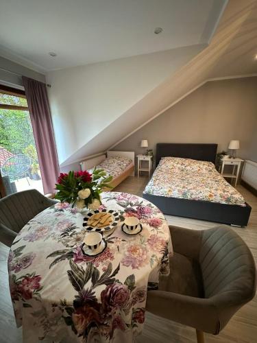 1 queen bed, 3 twin beds