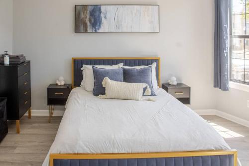 1 queen bed, 1 sofa bed