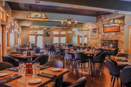 Restaurant, Flying Saddle Resort and Steak House in Alpine Northeast (WY)