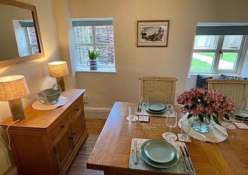 Pretty Cotswold Cottage with garden near Bibury in Hateropa
