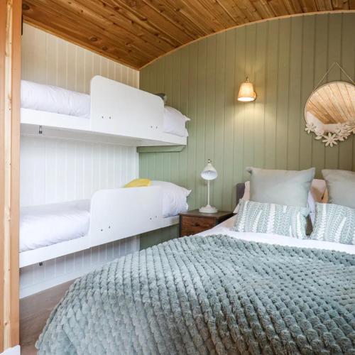 Luxury Shepherd Hut with Private Hot Tub in Stow cum Quy