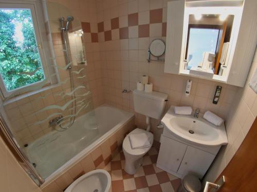 Promenaden-Strandhotel Marolt – St. Kanzian, CA