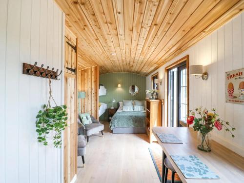 Kilátás, Luxury Shepherd Hut with Private Hot Tub in Stow cum Quy