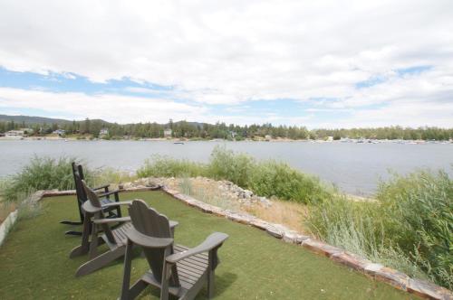 The Voges' Lake House - Amazing lake front house with a beautiful view and game room!