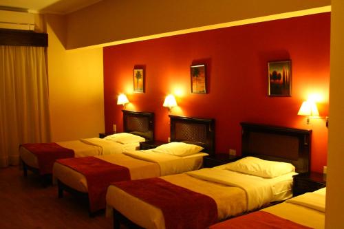 Quadruple Room image 8