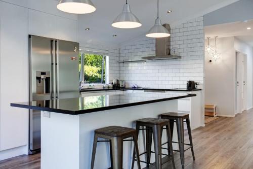 Coastal Retreat w Spa Pool just Steps to the Beach, Auckland