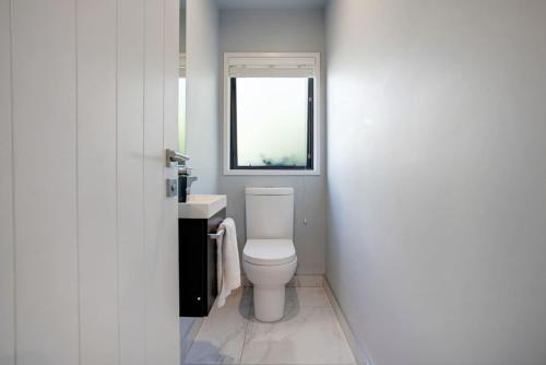Coastal Retreat w Spa Pool just Steps to the Beach - image 2
