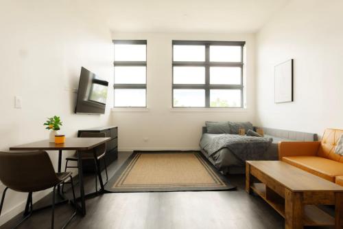 Above The Roots - Elegant and Bright Studio Stay