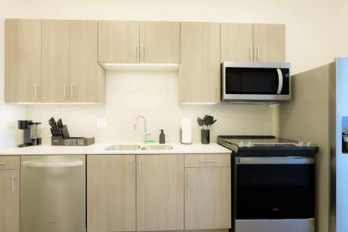 Above The Roots - Elegant and Bright Studio Stay in 華盛頓
