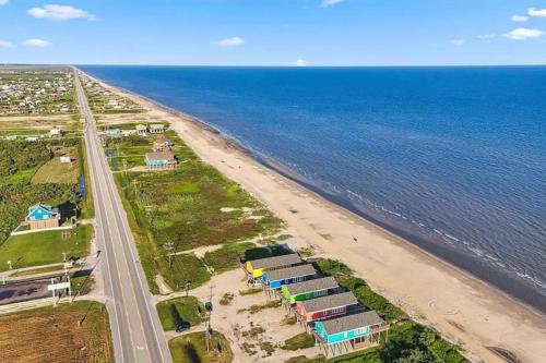 Beachfront Views with 3 bedrooms and 2 bathrooms in Port Bolivar (TX)