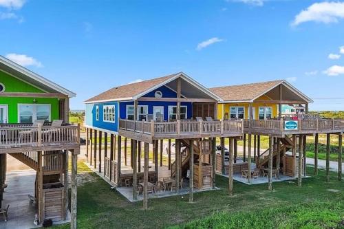 Beachfront Views with 3 bedrooms and 2 bathrooms in Port Bolivar (TX)