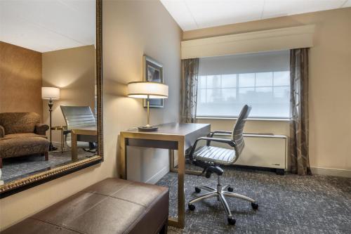 Deluxe Queen Room with Two Queen Beds - Non Smoking image 2