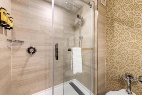Double Room with Two Double Beds with Pool Access - Non smoking image 4