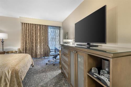 Double Room with Two Double Beds with Pool Access - Non smoking image 2