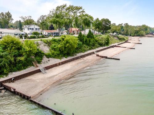Lake Huron Getaway by arc Vacation Rentals - image 7