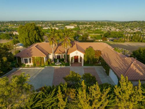 Exterior view, Paso Palacio in Charolais