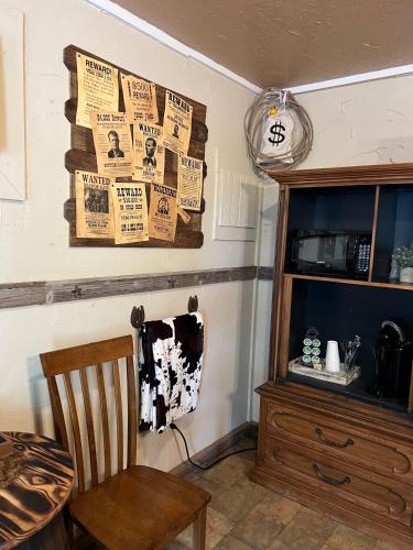 Acorn Hideaways Canton Rustic Old West Frontier Suite in Canton, USA