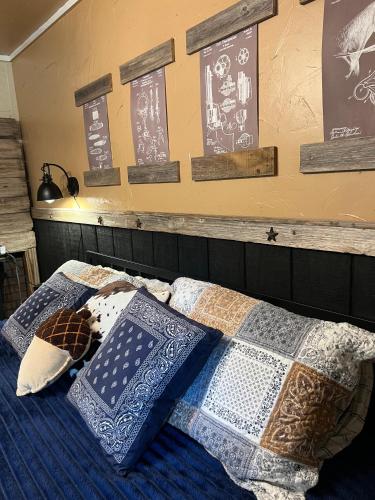 Acorn Hideaways Canton Rustic Old West Frontier Suite in Canton, USA