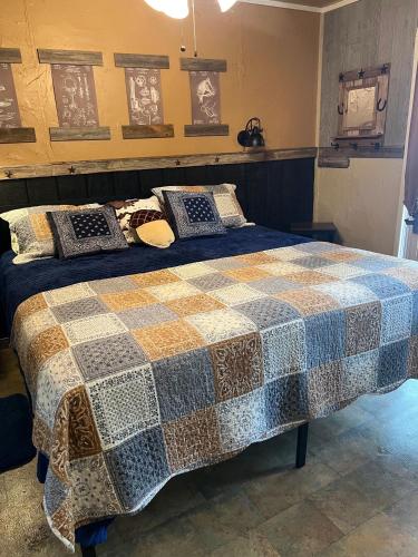Acorn Hideaways Canton Rustic Old West Frontier Suite in Canton, USA