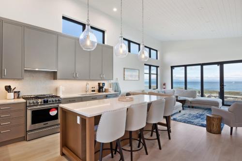 Beachfront Villa #14 at The Beach House in Campbell River (BC)