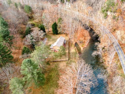 . Lodge on Wolf Creek 4BR , 12 Private Acres , Fishing , Hiking , Hokie Weekends
