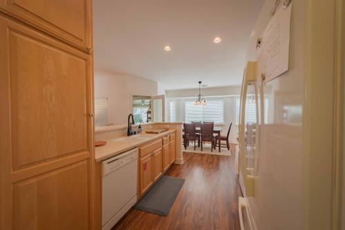 ห้องครัว, Seabreeze Bungalow in โกรเวอร์ บีช (CA)