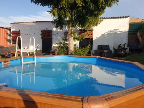 CASA TURÍSTICA Villa Carmen, CON AMPLIO JARDIN QUE INCLUYE BARBACOA, 2 PORCHES, PARKING PRIVADO Y PISCINA gîte à louer Bezares