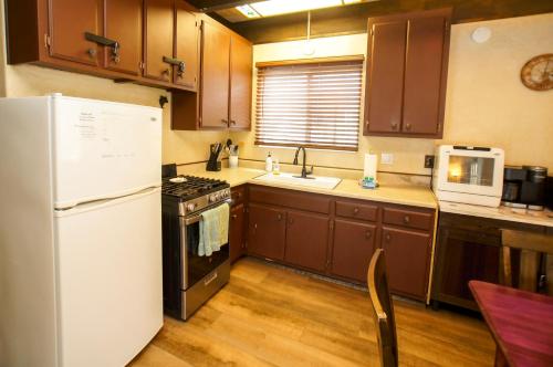 Junipers Cottage - Secluded hideaway with a large fenced yard giving the feeling of privacy! in Big Bear City, USA
