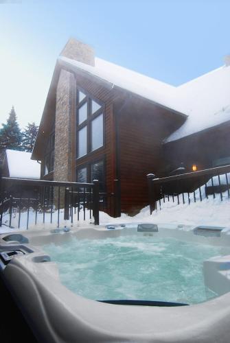 Pezsgőfürdő, Prestige In Nature Hot tub 15min Ski resort Luxury Master Bedroom Wifi Games & more ! in Saint Adolphe D'Howard (QC)
