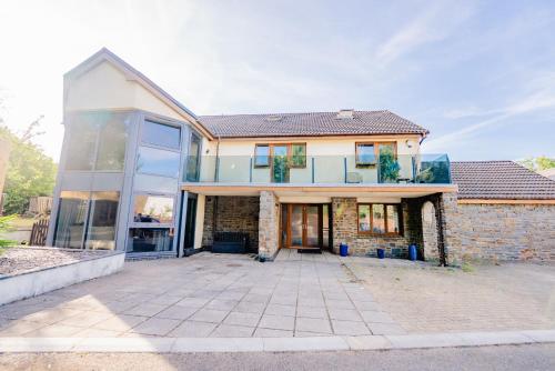 Spacious 7 Bedroom 5 Bathroom Mansion with Parking gîte à louer Marshfield