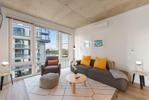 Sophisticated 4BR Suite - Modern and Luxurious