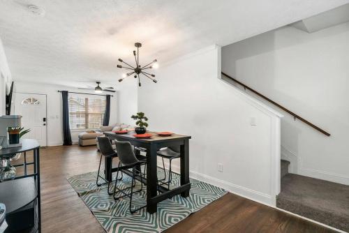 Modern 4BD,2BA Townhome near Stadiums in Metro-ATL in Knight Park-Howell Station