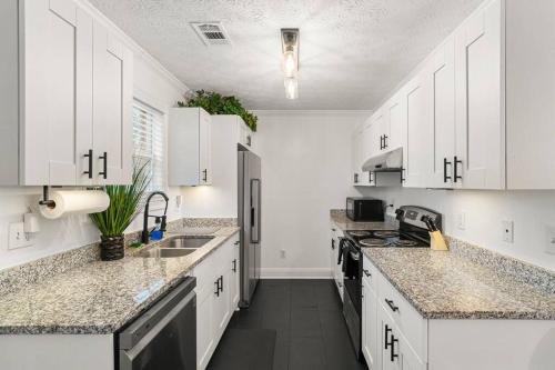 Modern 4BD,2BA Townhome near Stadiums in Metro-ATL in Knight Park-Howell Station