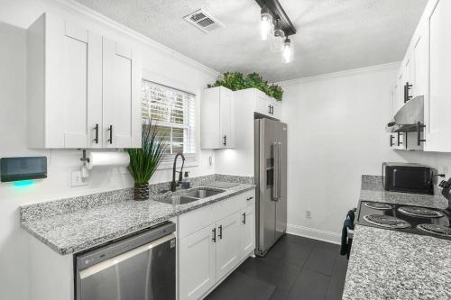 Modern 4BD,2BA Townhome near Stadiums in Metro-ATL in Knight Park-Howell Station