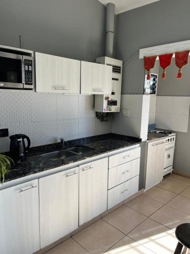 Casa completa con pileta y asador a metros del lago - image 4