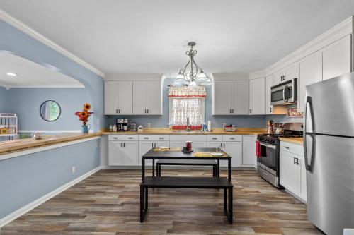 Køkken, Sweet Cherry Escape | JZ Vacation Rentals in Warrenton (MO)