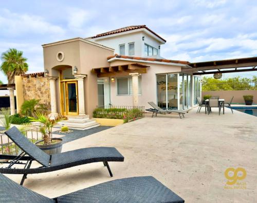Casa Caracol Beachfront and Private Pool Villa in El Centenario, Mexico